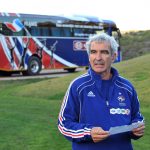 Raymond DOMENECH lit le communique de presse des joueurs